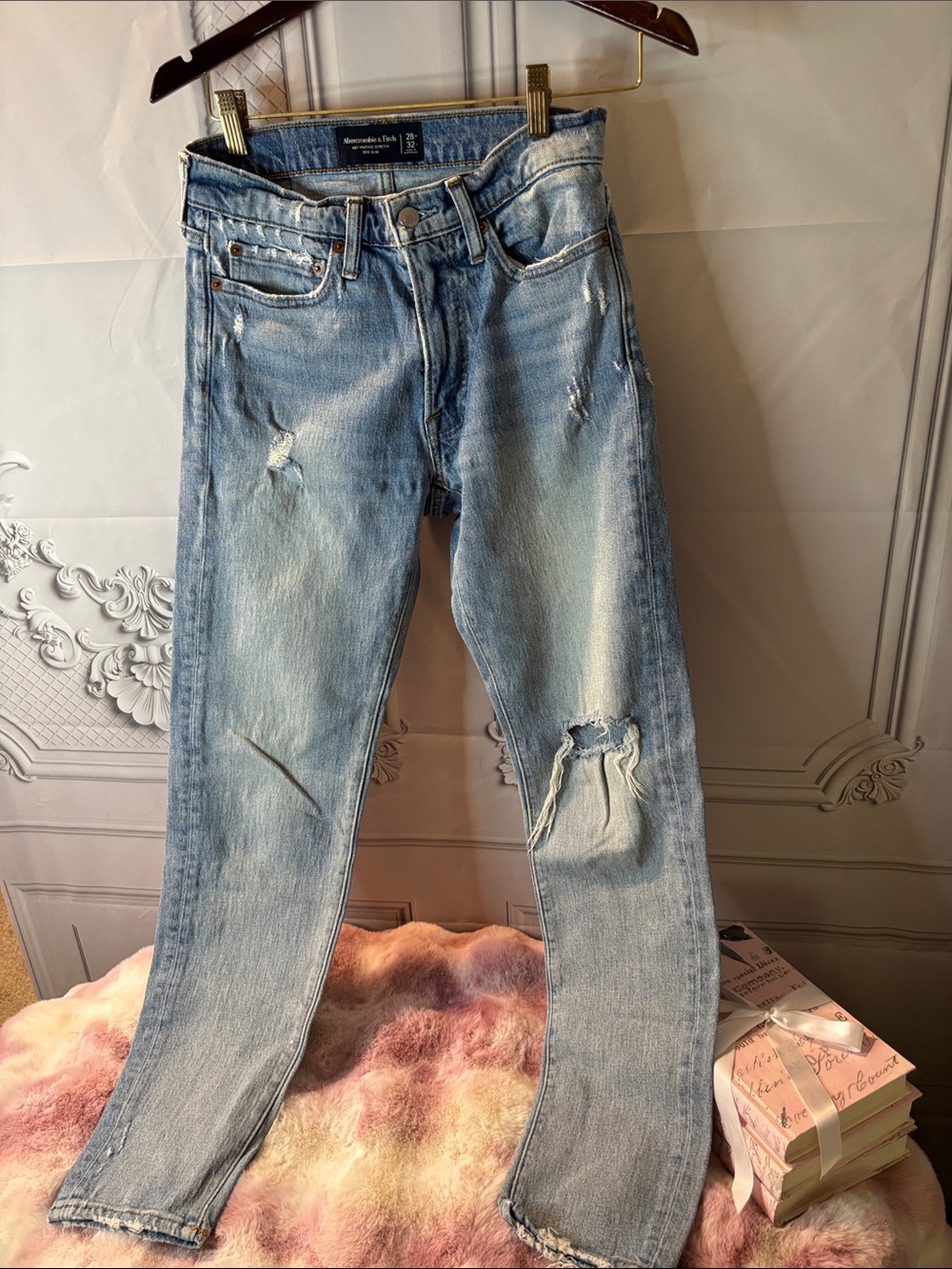 Abercrombie & Fitch Men’s 90’s Light Wash Distressed Men’s Jeans, Size 28W x 32L